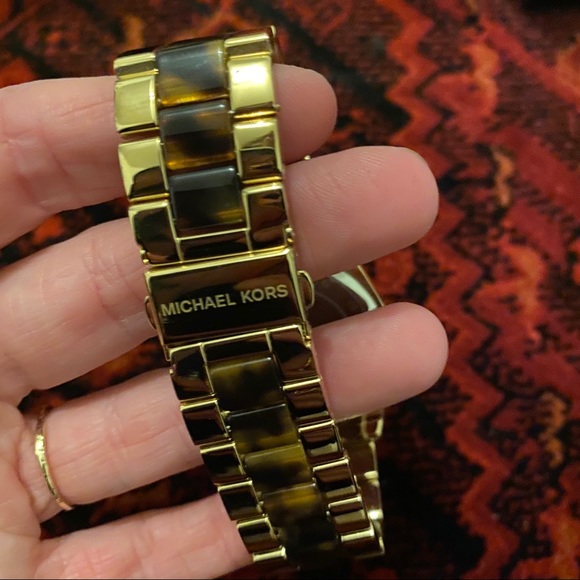 MICHAEL KORS | Tortoise Shell Watch - Picture 5 of 8